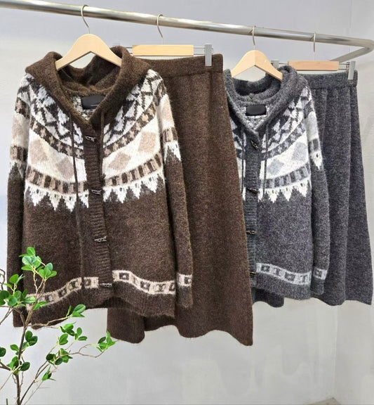 12A205 圖騰連帽牛角扣外套+A字裙毛料套裝