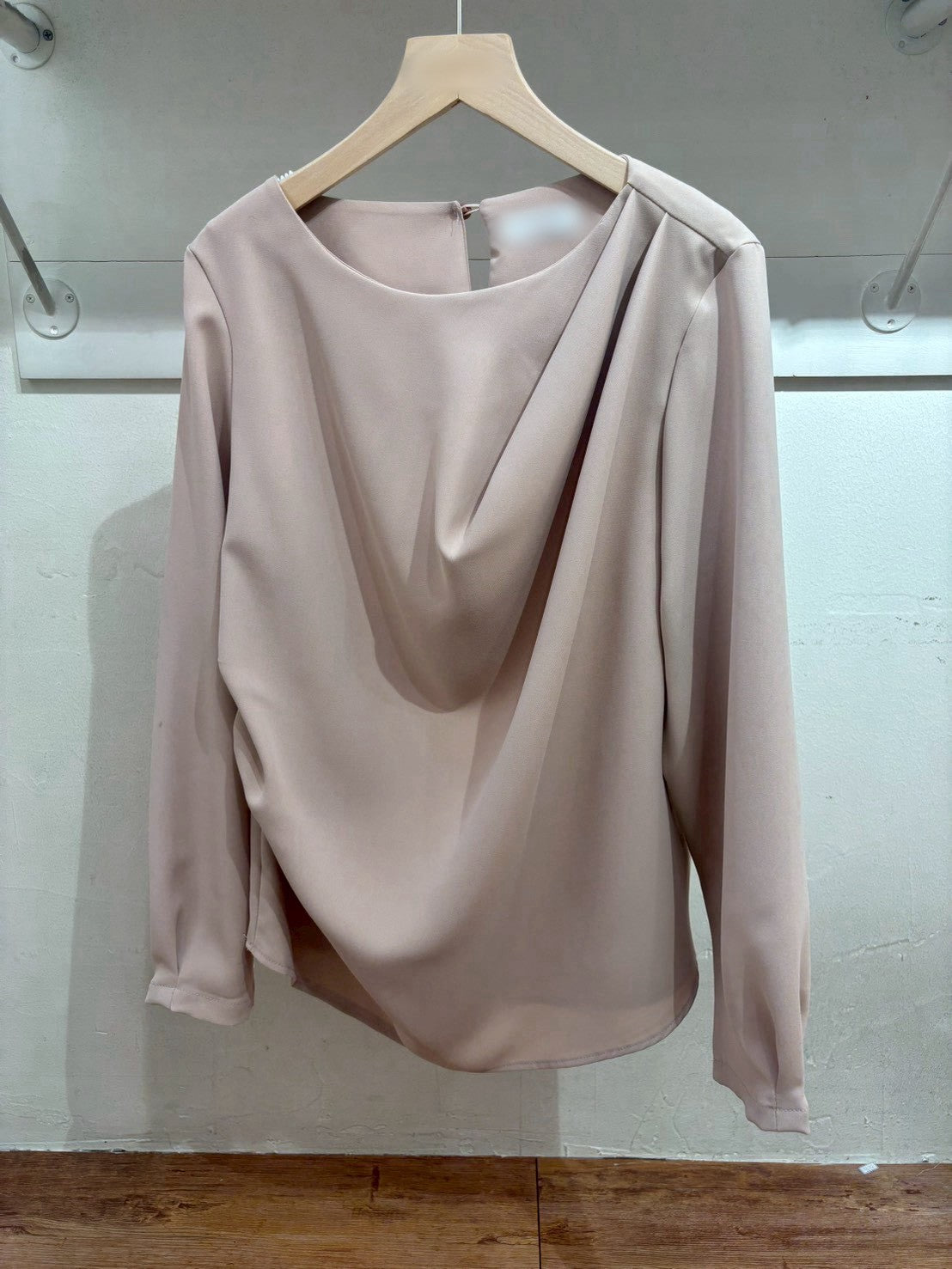 12C108 側抓褶圓領緞面雪紡上衣