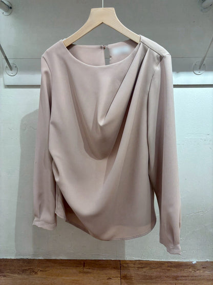 12C108 側抓褶圓領緞面雪紡上衣