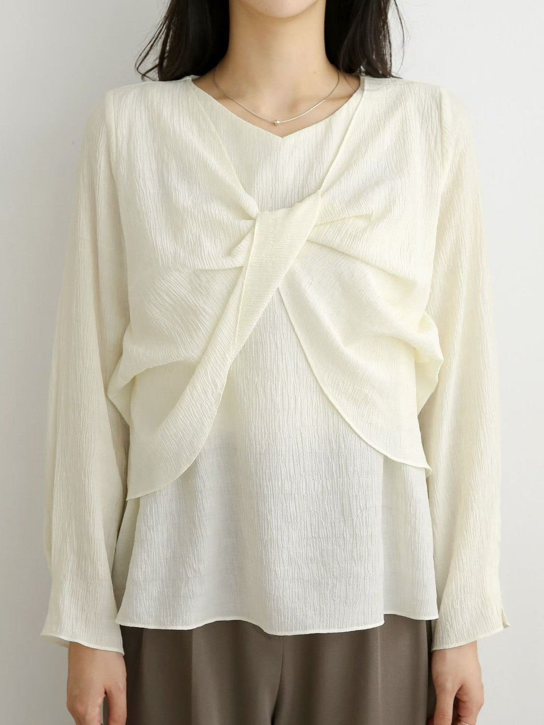 12C112 前襟扭結壓紋雪紡上衣