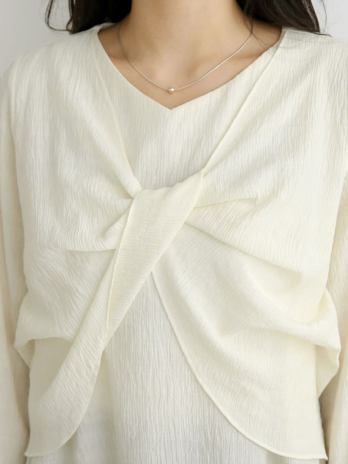 12C112 前襟扭結壓紋雪紡上衣