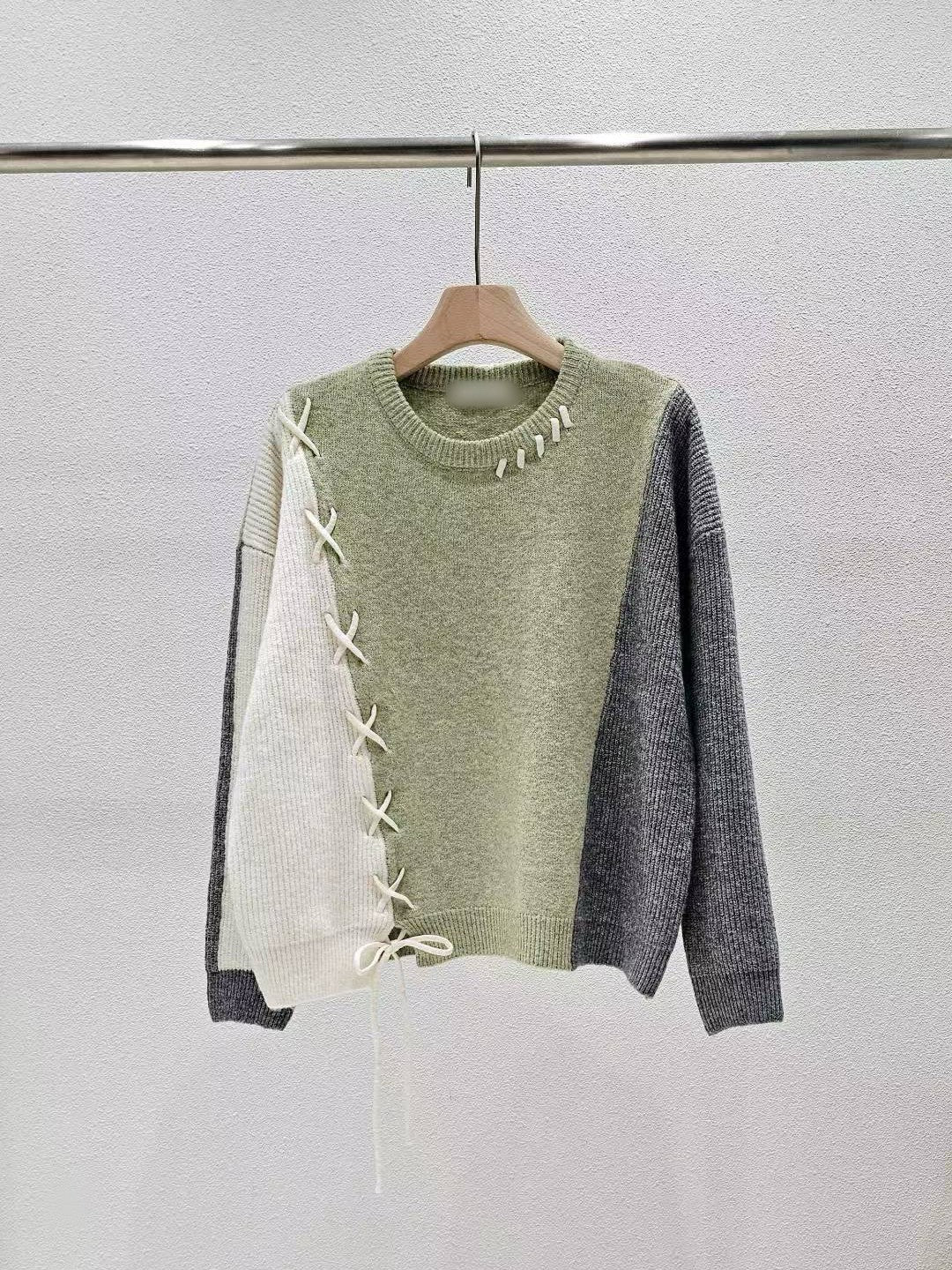 1A103 拼接色交叉抽繩毛衣