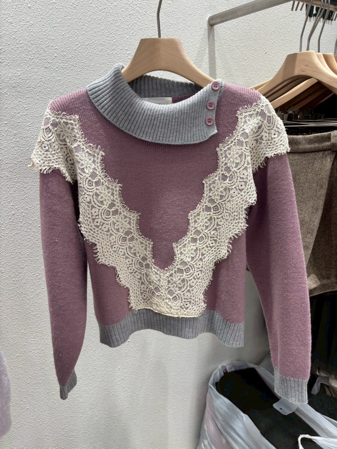 1A109 拚色領V布蕾絲毛衣