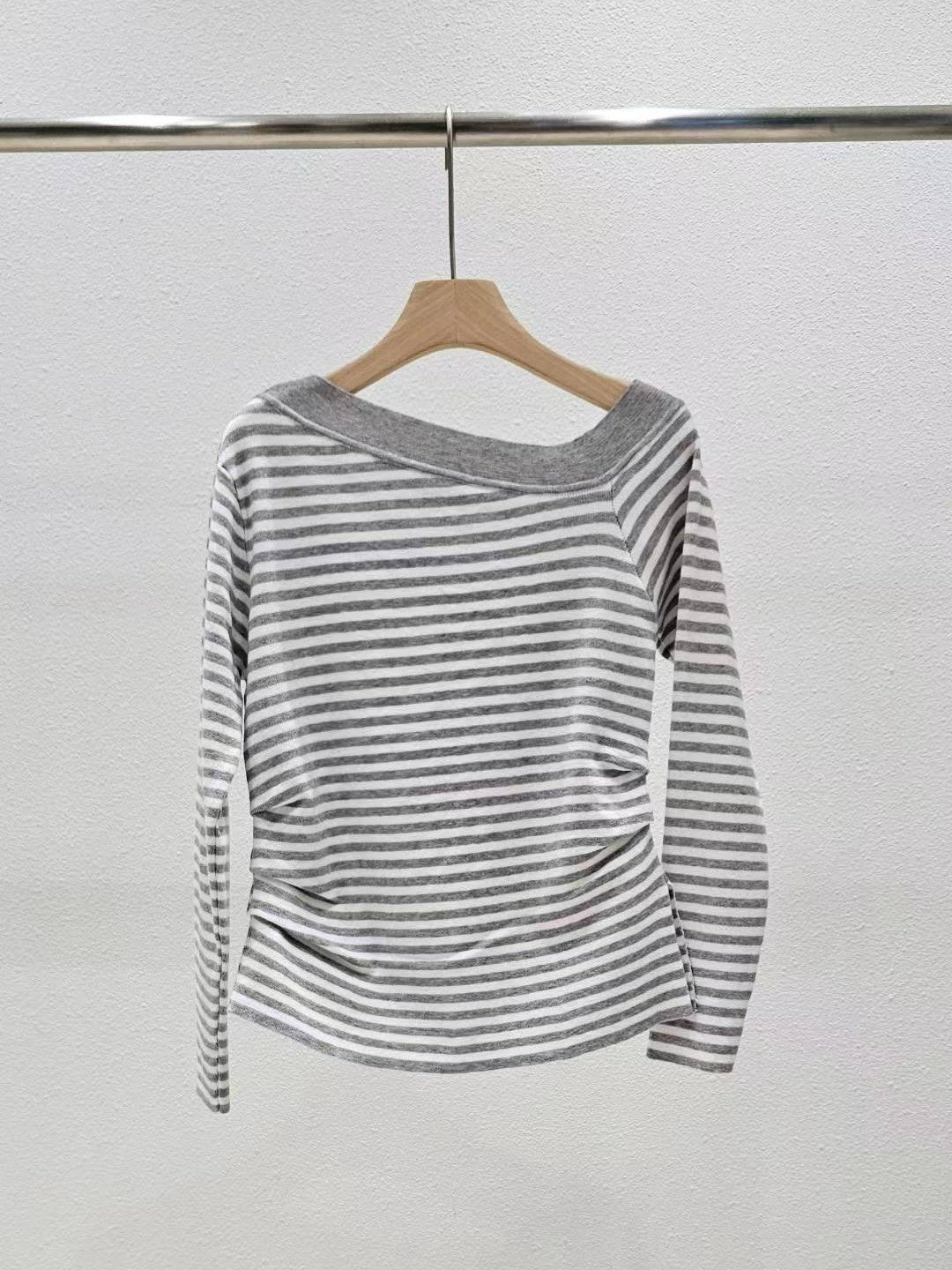 1A113 斜開領抓腰橫條針織衫