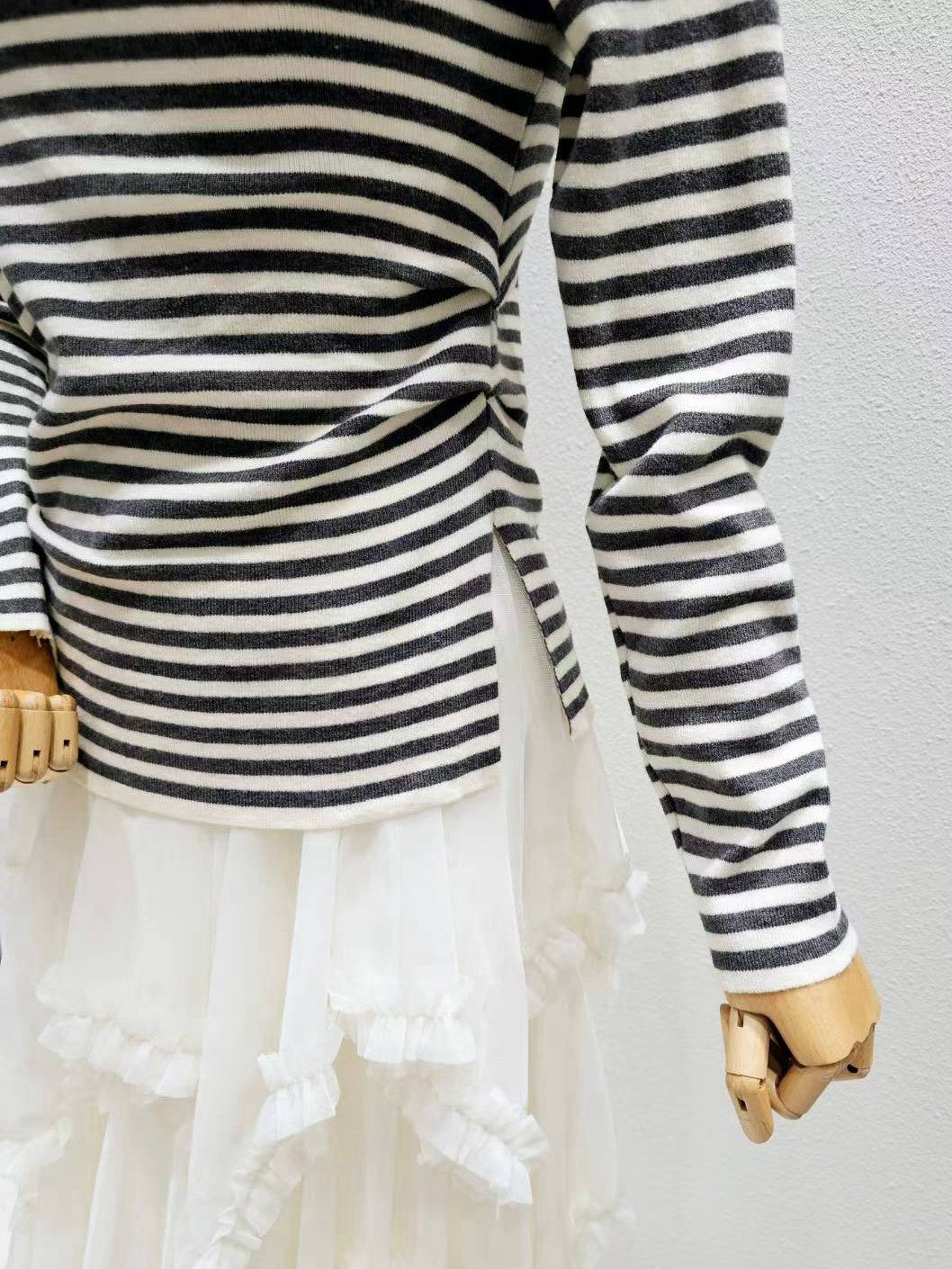 1A113 斜開領抓腰橫條針織衫