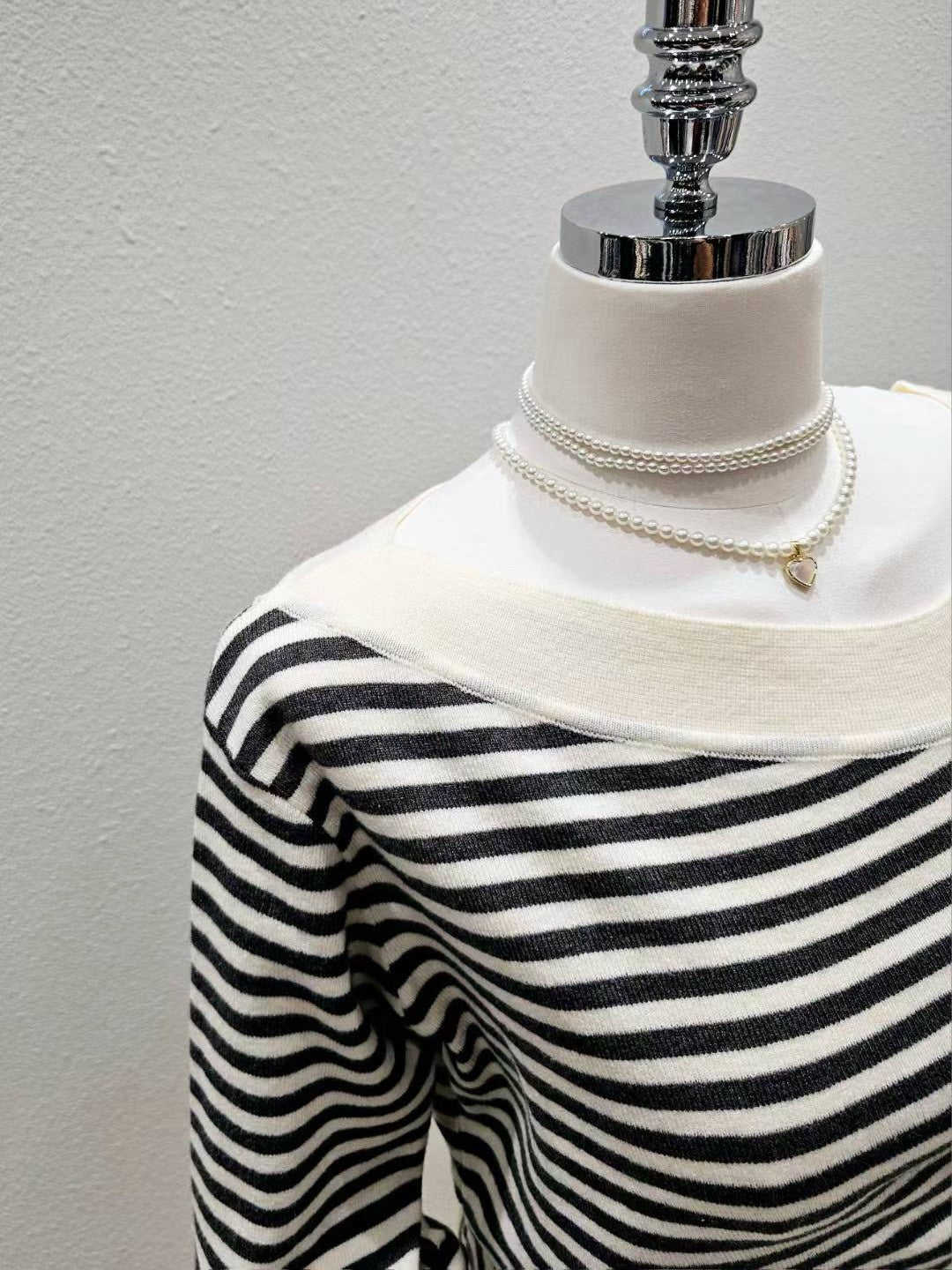 1A113 斜開領抓腰橫條針織衫