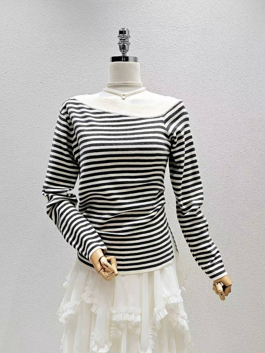 1A113 斜開領抓腰橫條針織衫