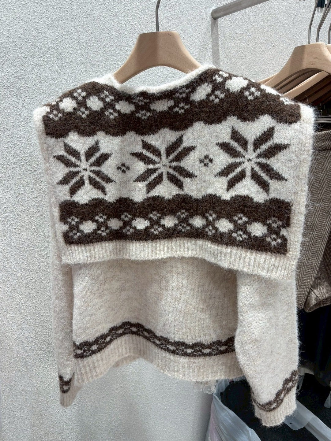 1A115 雪花披肩+v領毛衣