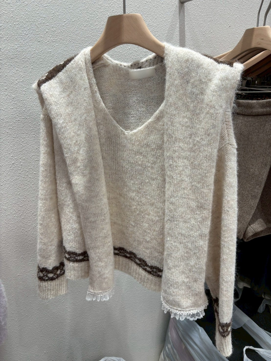 1A115 雪花披肩+v領毛衣