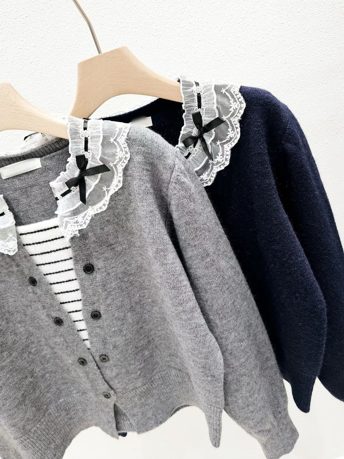 1A108 假兩件蕾絲領橫條開襟毛衣