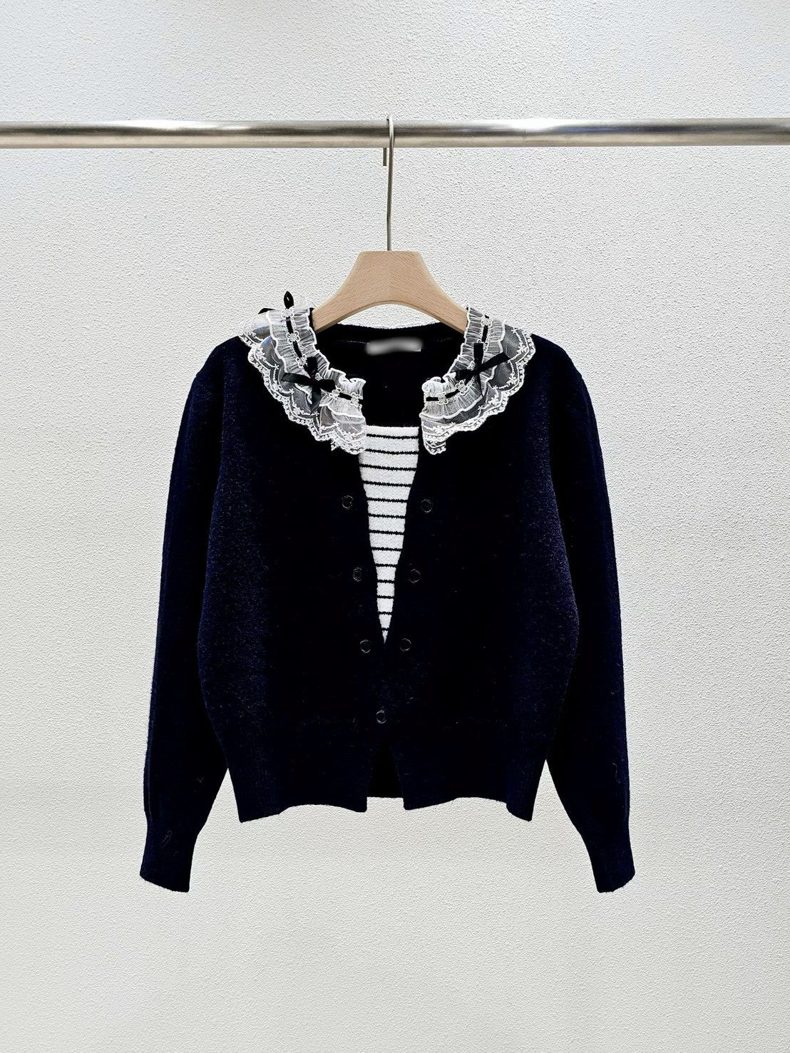 1A108 假兩件蕾絲領橫條開襟毛衣