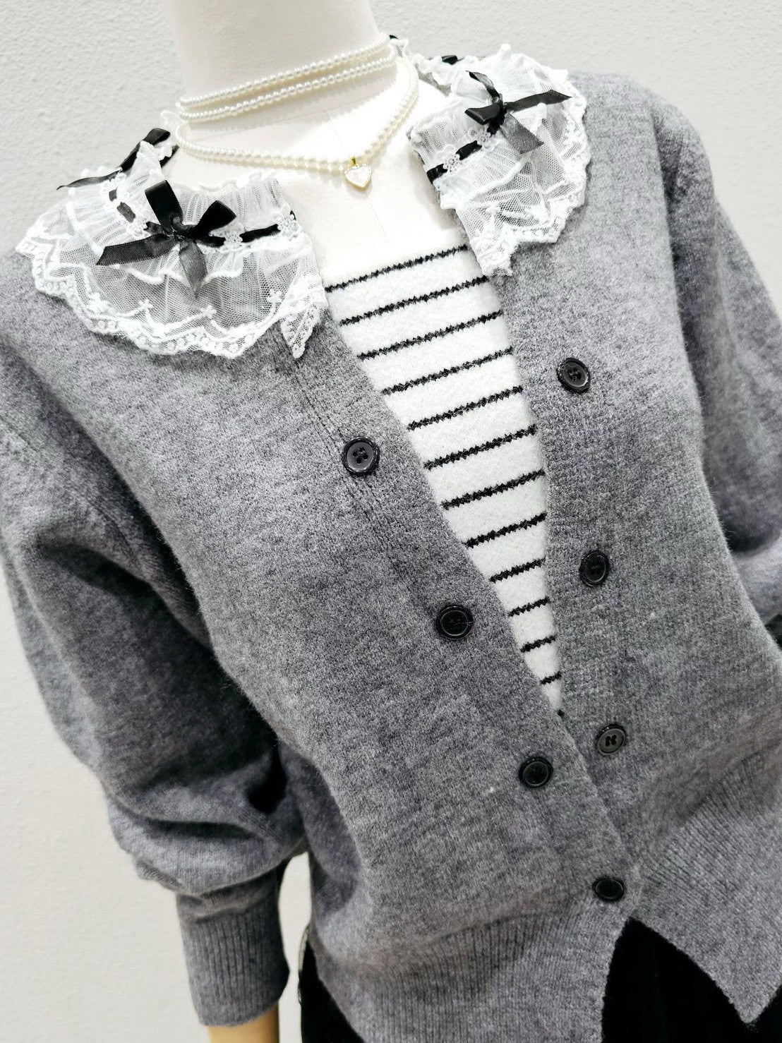 1A108 假兩件蕾絲領橫條開襟毛衣