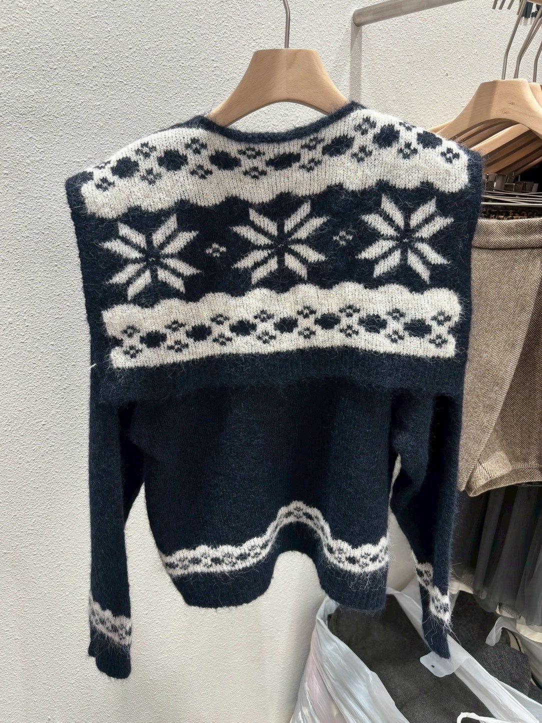 1A115 雪花披肩+v領毛衣