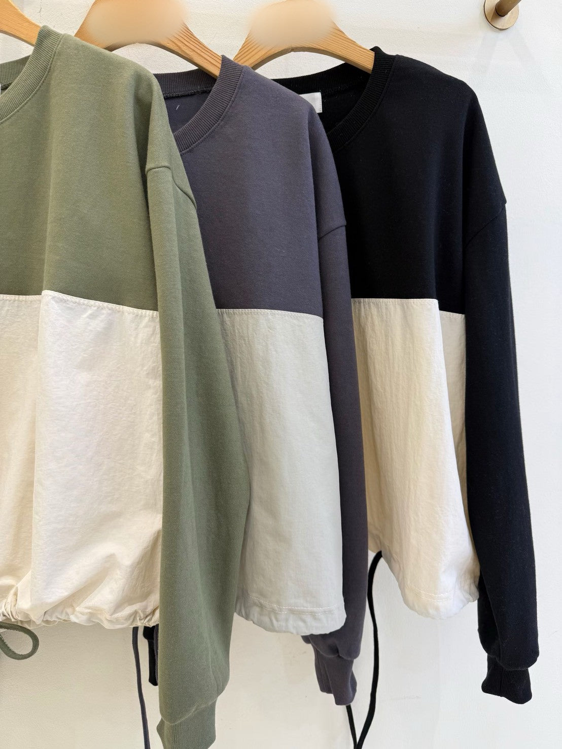 1B113 異材質下抽繩大學T