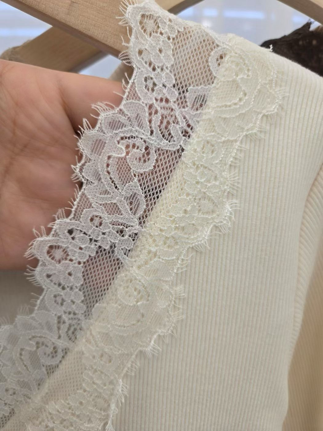 1D108 V領BRA蕾絲螺紋棉長T(內磨毛)