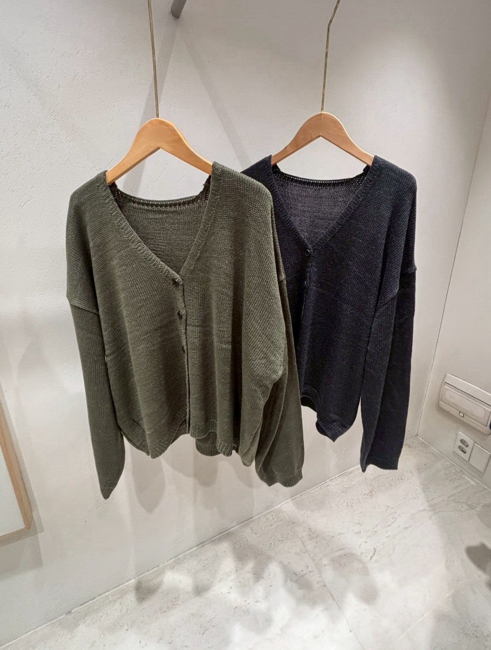 1B214 V領排釦針織外套