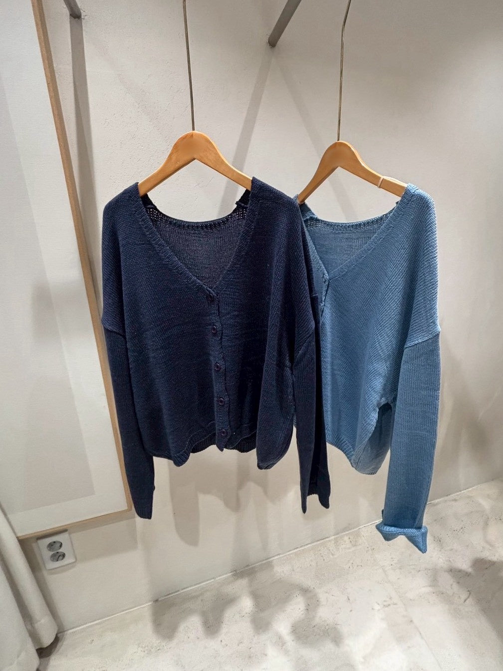 1B214 V領排釦針織外套