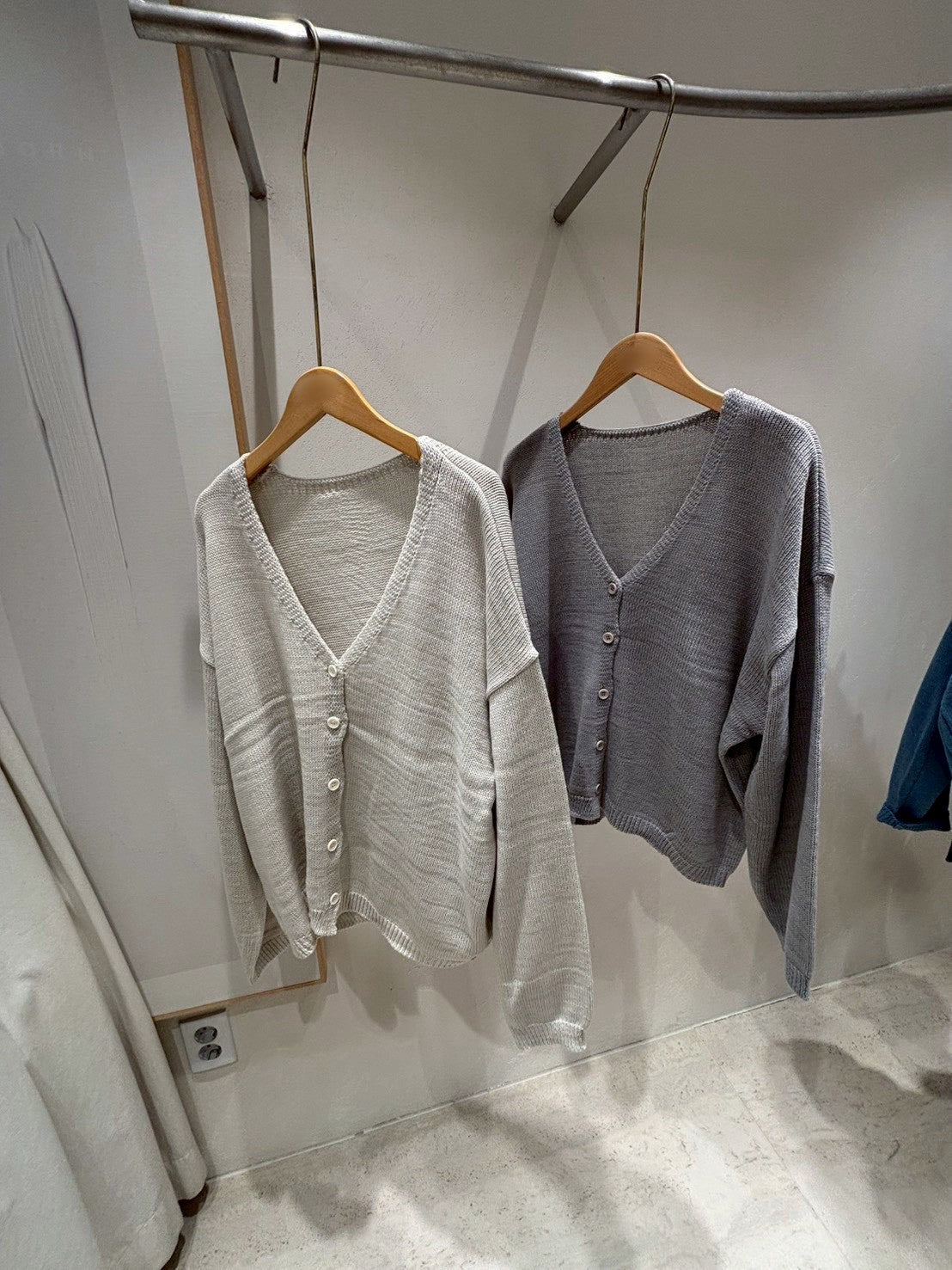 1B214 V領排釦針織外套