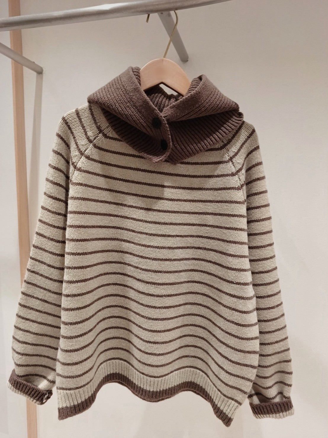 1B210 連帽脖圍+細條紋毛衣