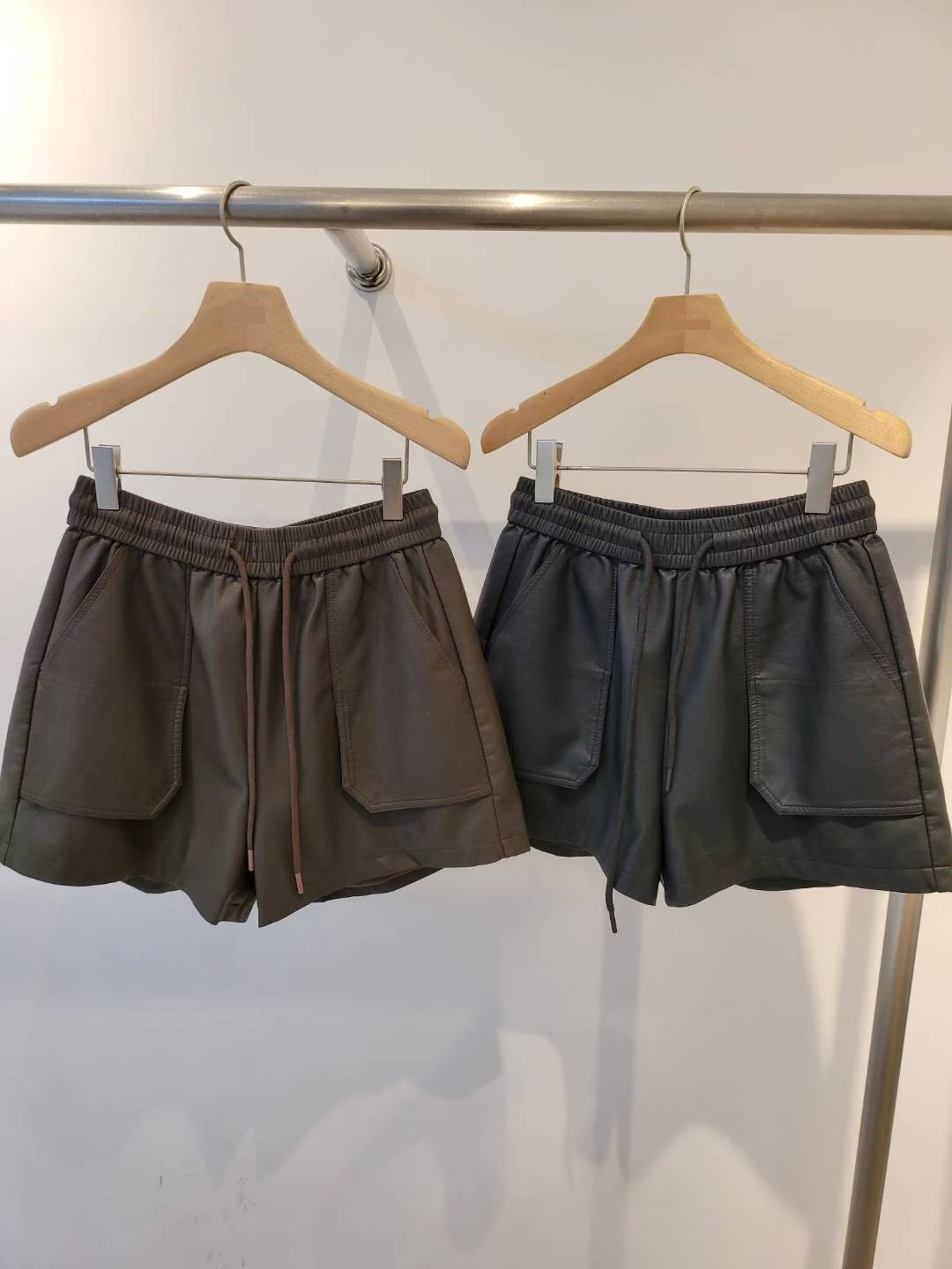 10A103 口袋鬆緊腰皮短褲
