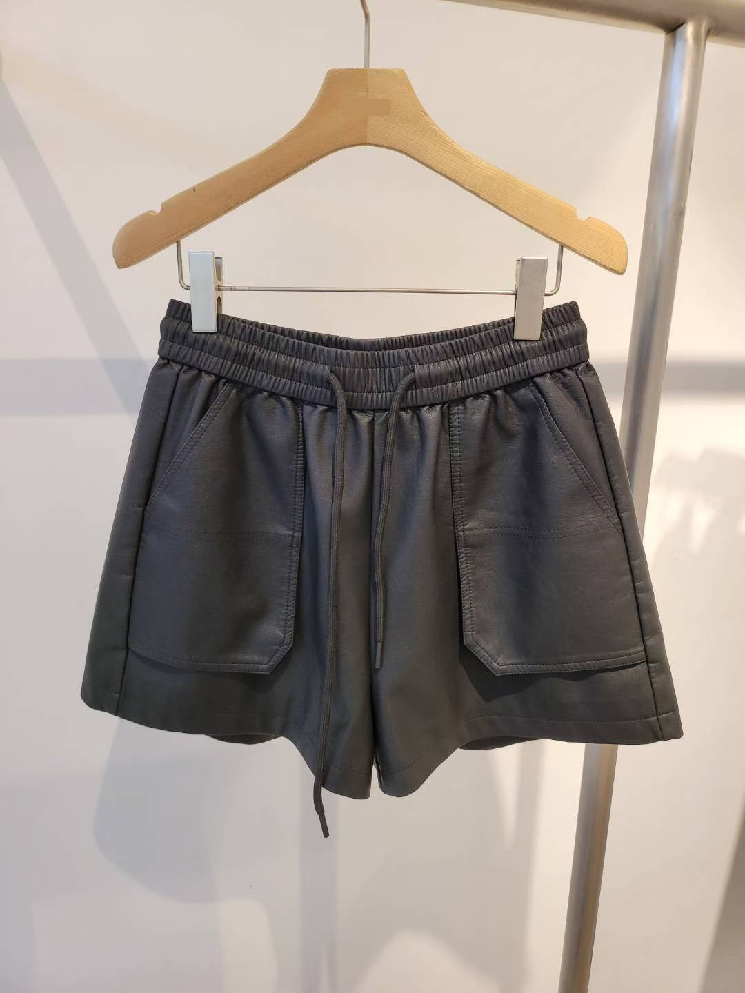 10A103 口袋鬆緊腰皮短褲