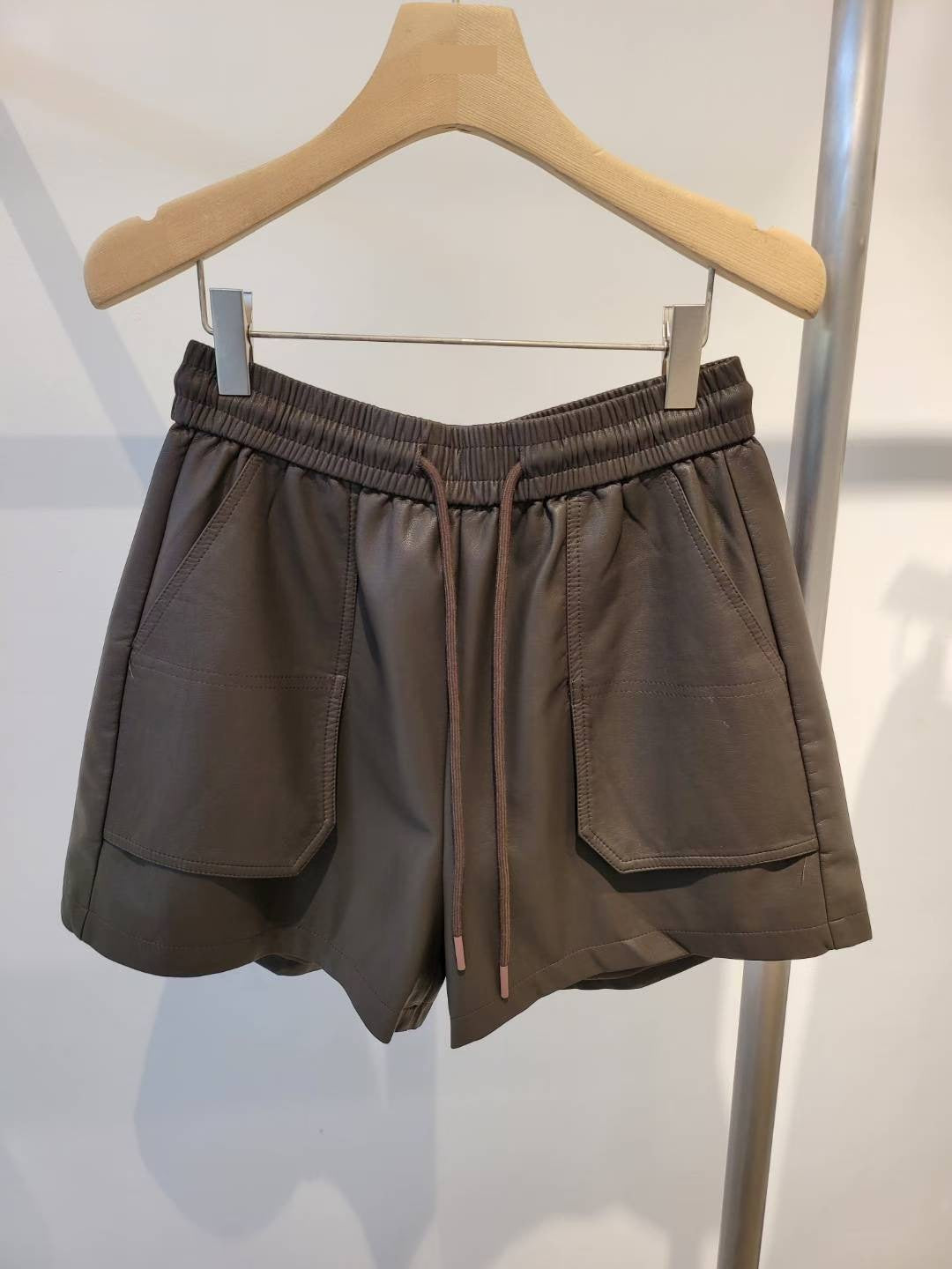 10A103 口袋鬆緊腰皮短褲