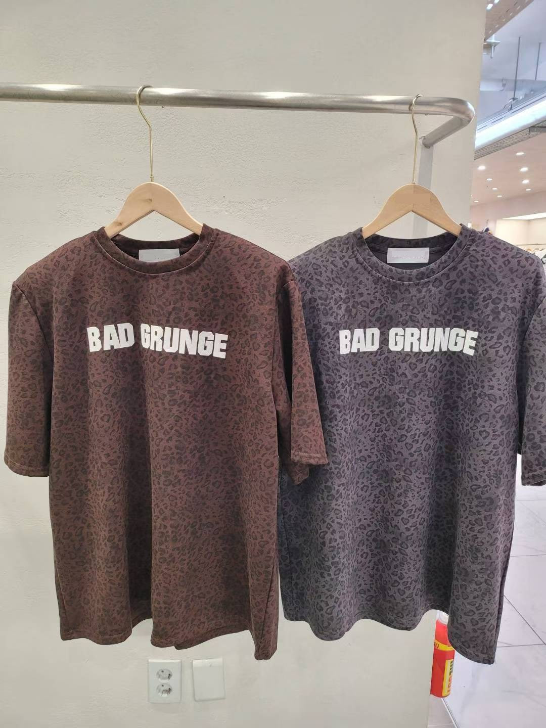 10A109 豹紋字母長版短T