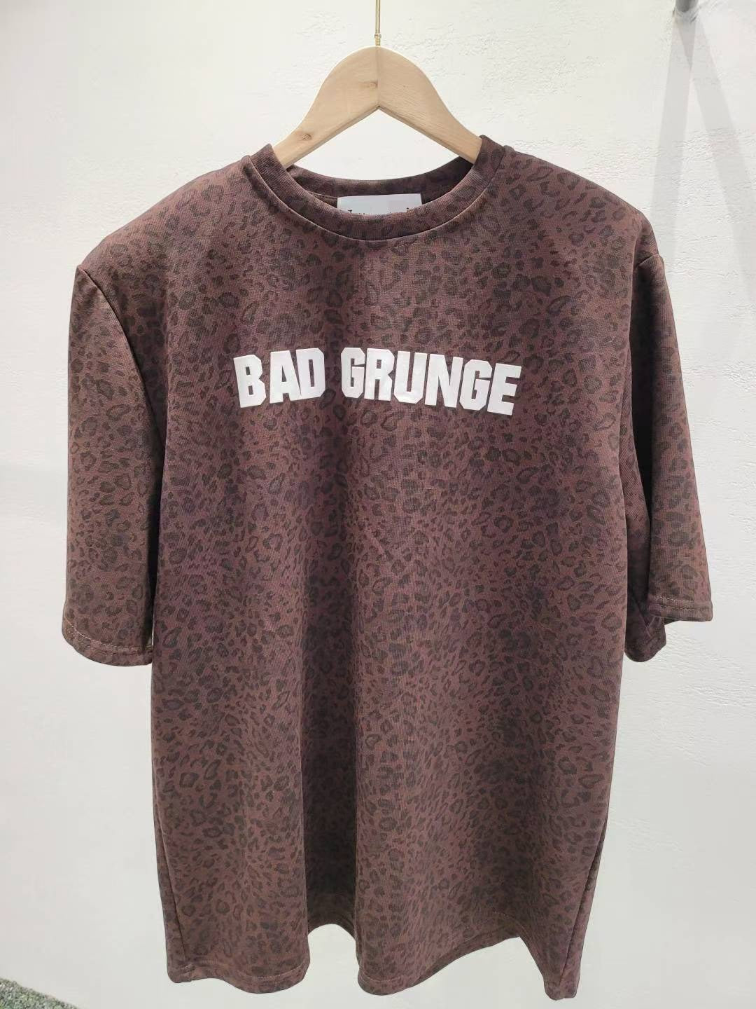 10A109 豹紋字母長版短T