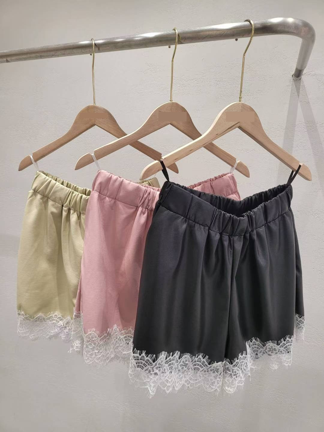 10A116 鬆緊腰蕾絲下擺皮短褲