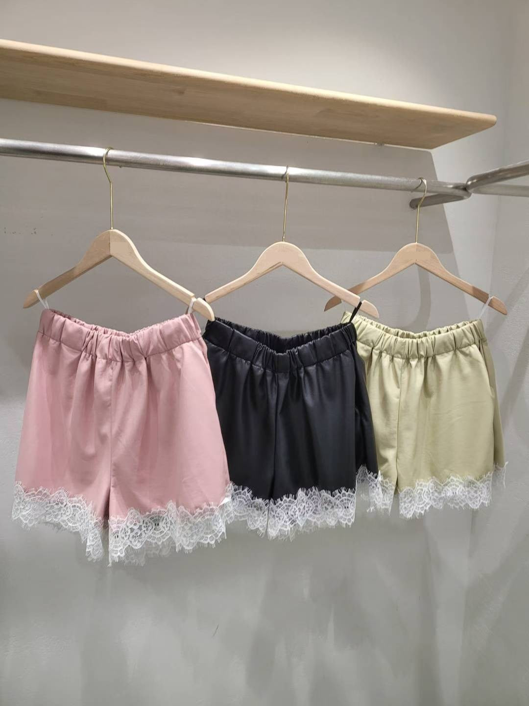 10A116 鬆緊腰蕾絲下擺皮短褲