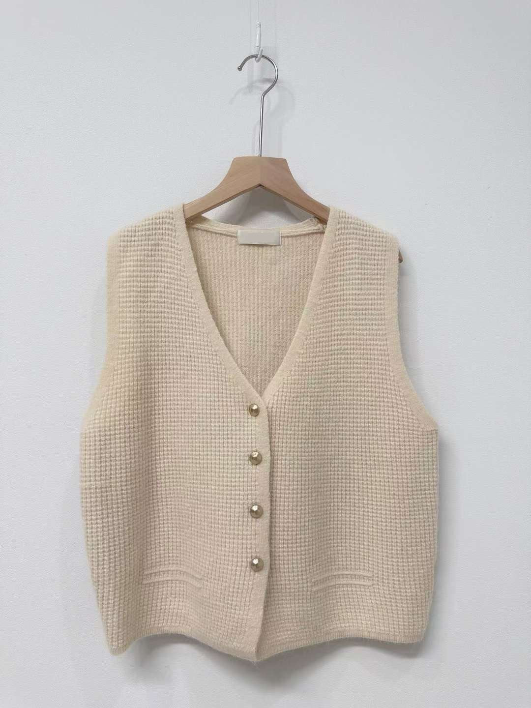 10D114 鬆餅格紋排釦針織背心