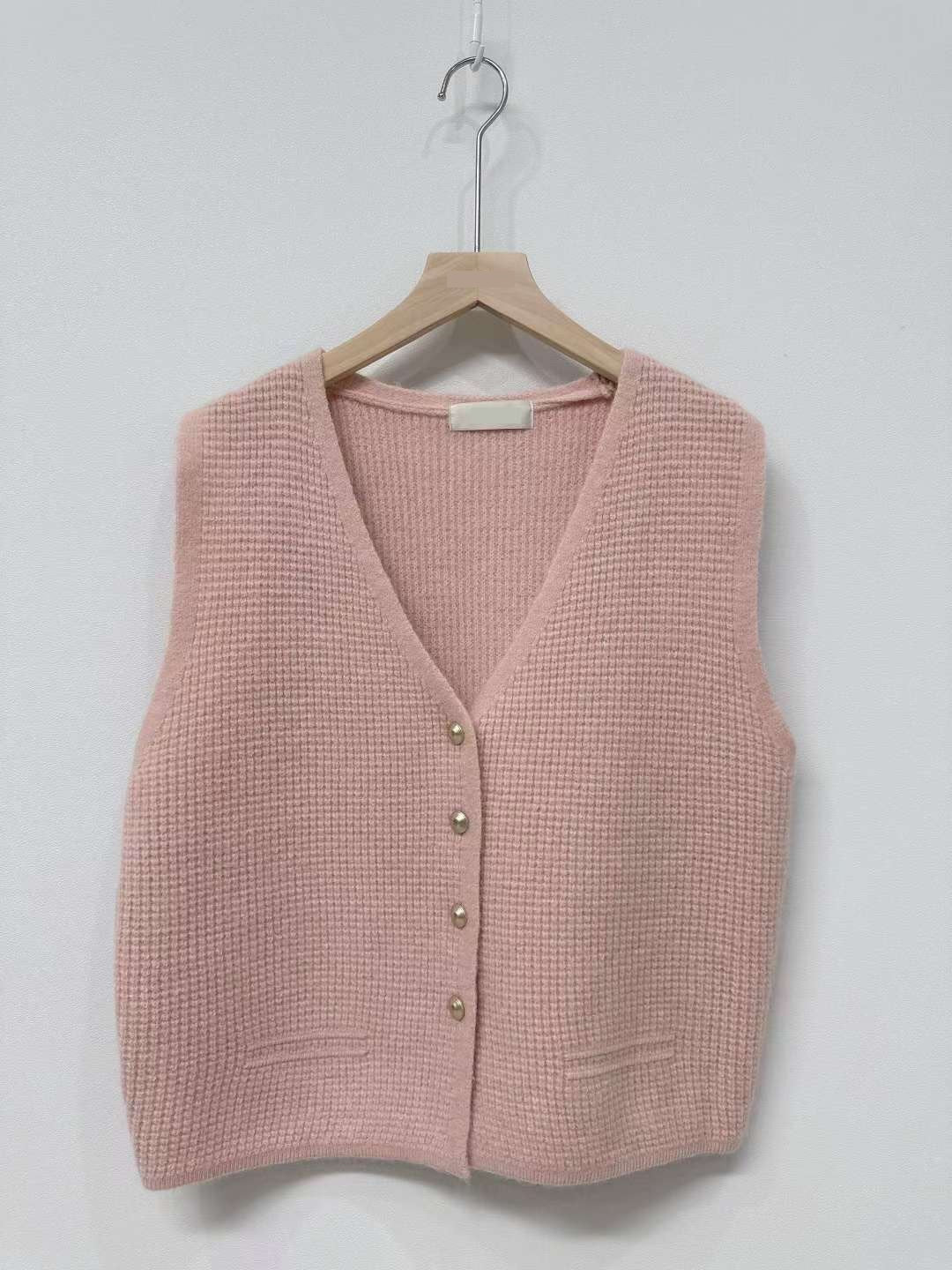 10D114 鬆餅格紋排釦針織背心