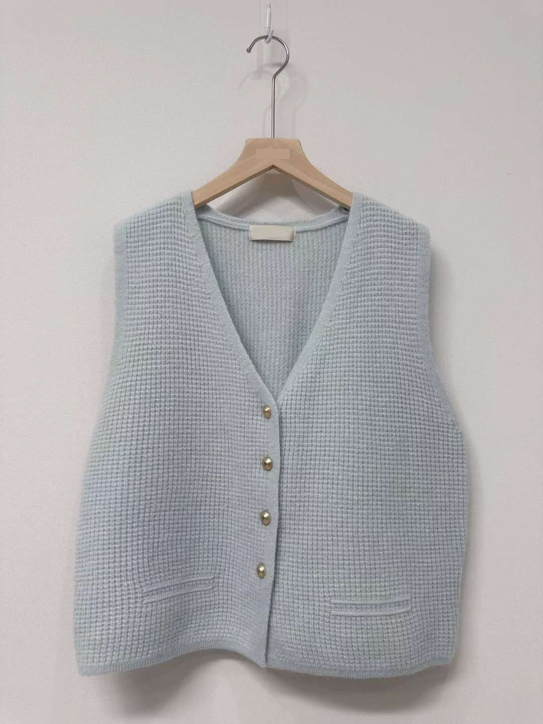 10D114 鬆餅格紋排釦針織背心