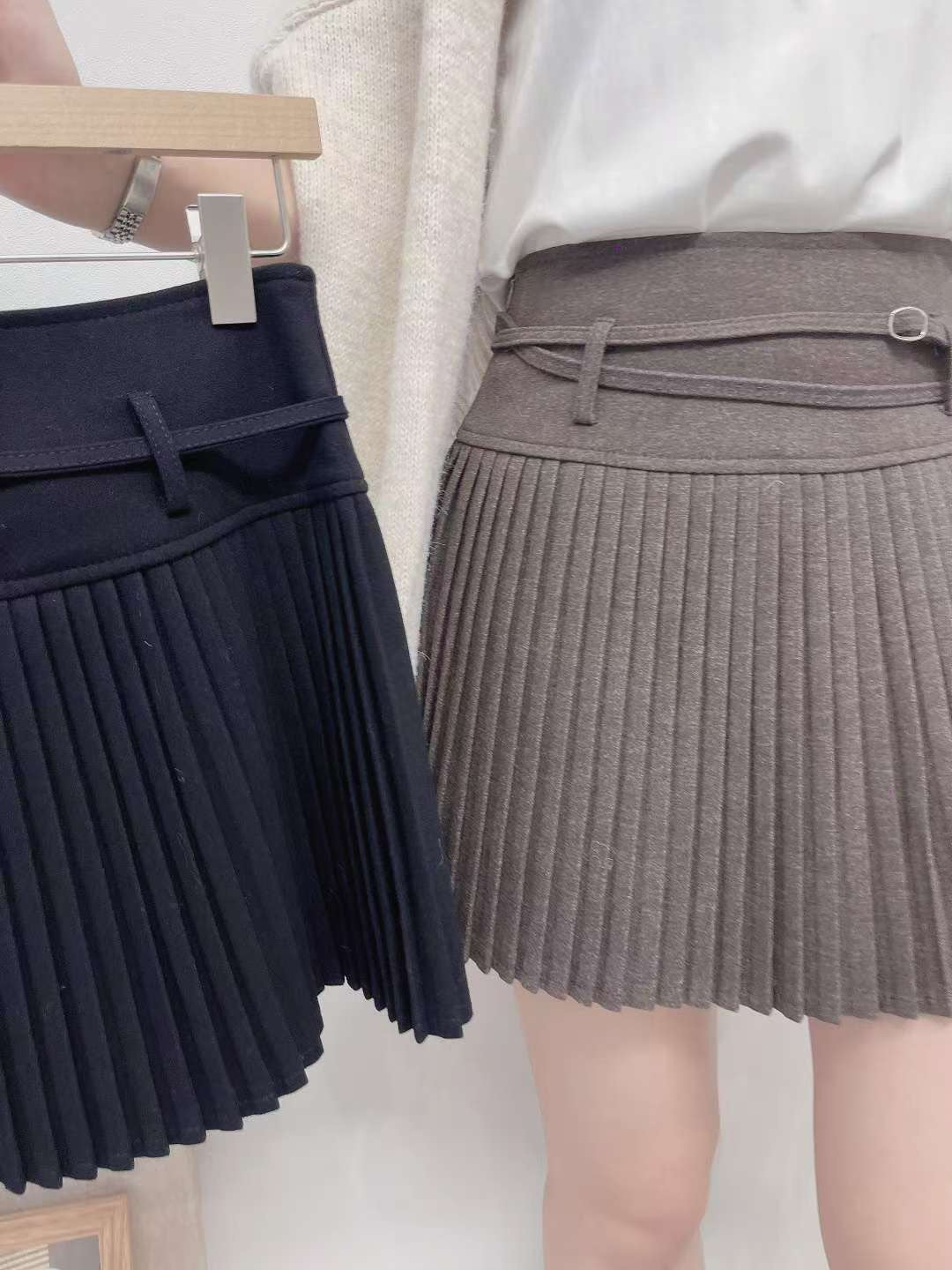 10D102 毛呢細百褶短褲裙