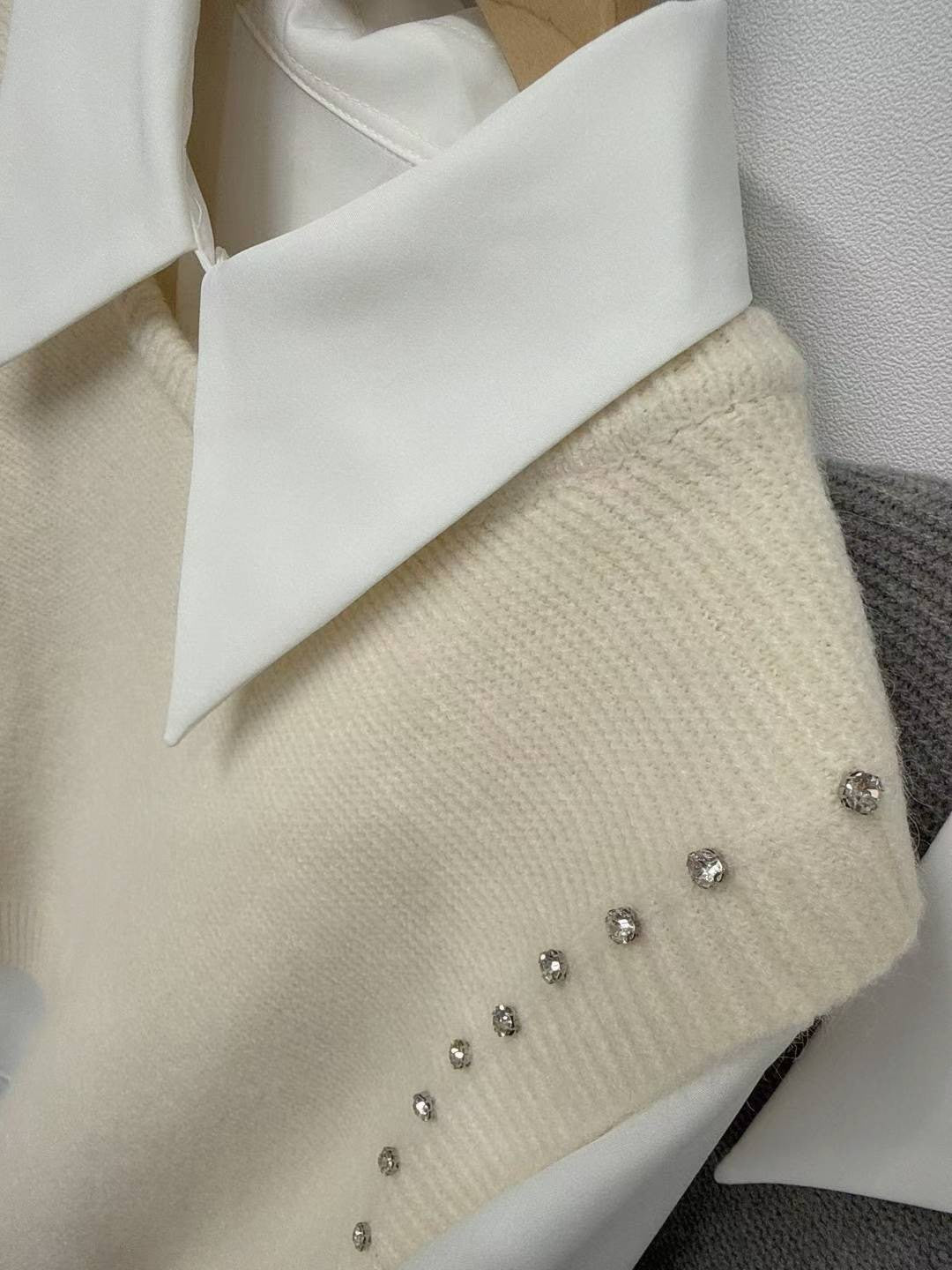 10D103 白襯衫+水鑽針織背心 套裝