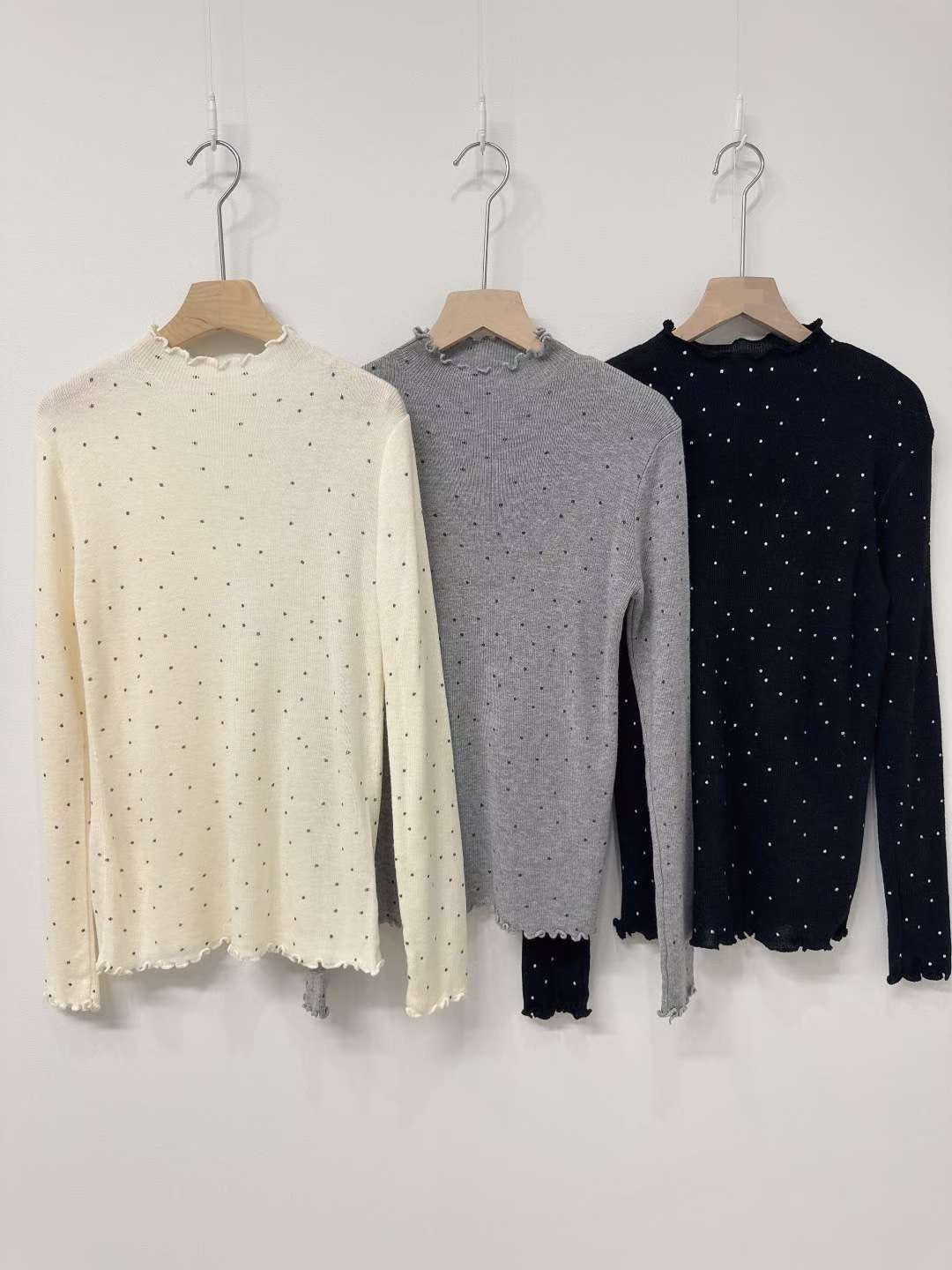 10D105 點點木耳邊針織上衣