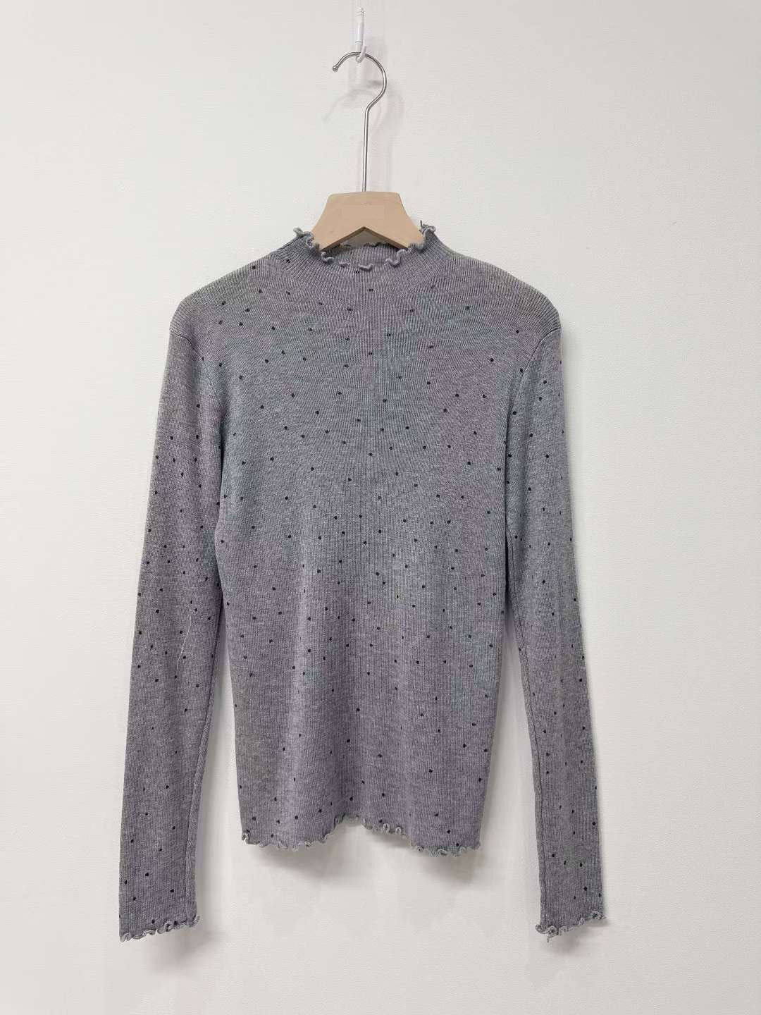 10D105 點點木耳邊針織上衣