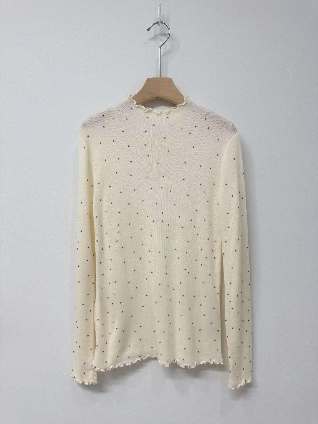 10D105 點點木耳邊針織上衣