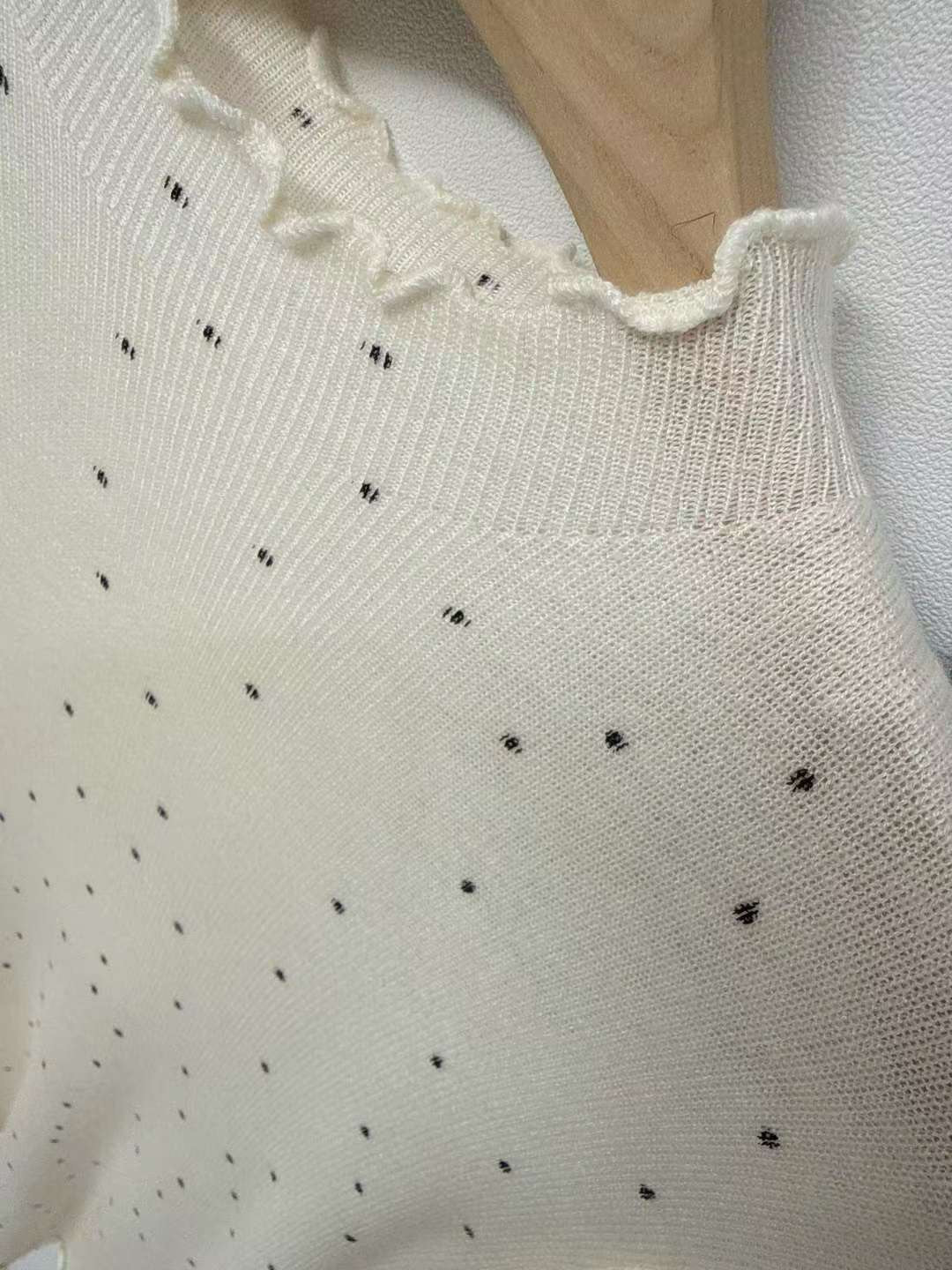 10D105 點點木耳邊針織上衣