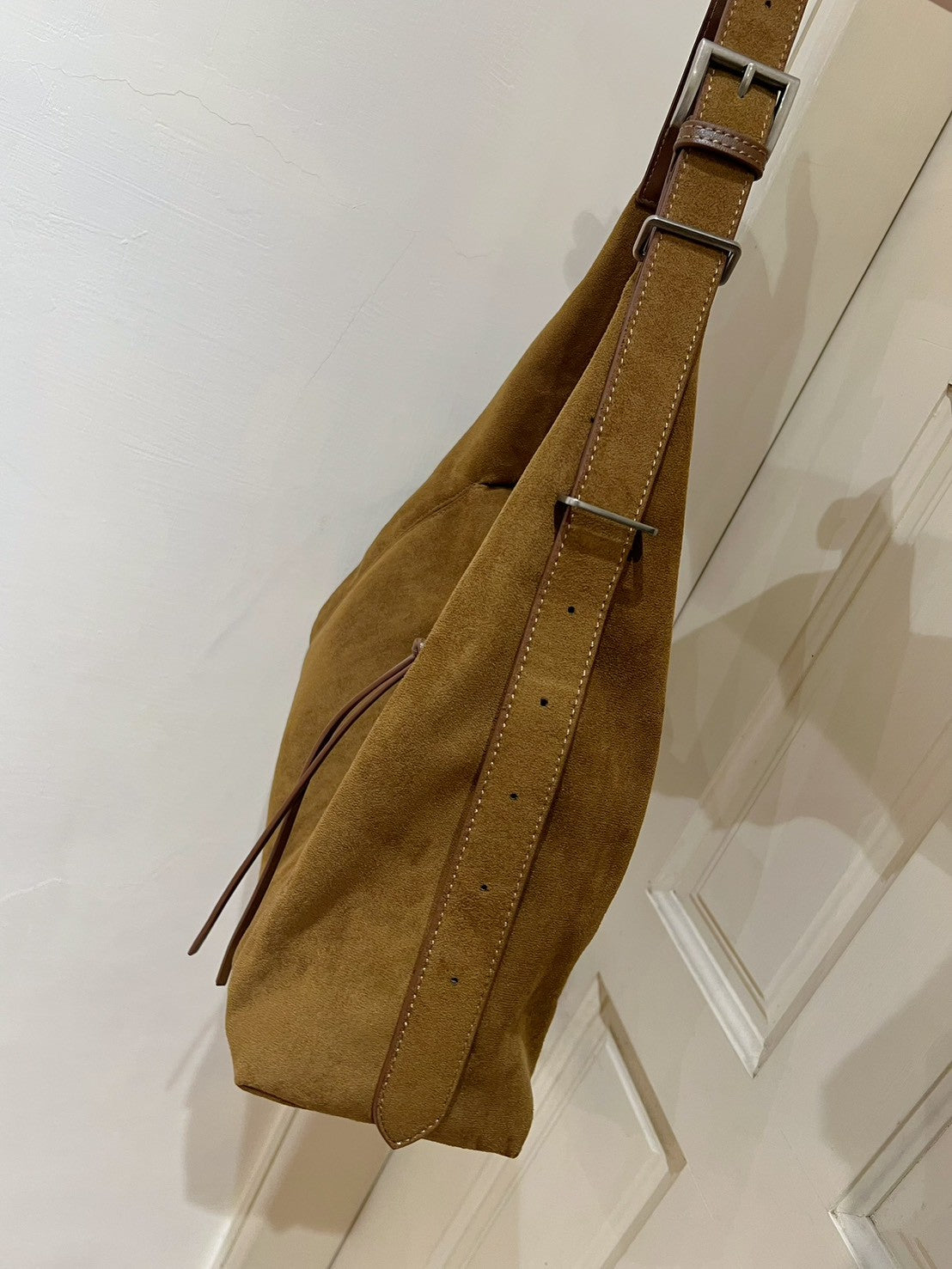 BA019 麂皮中型側背包