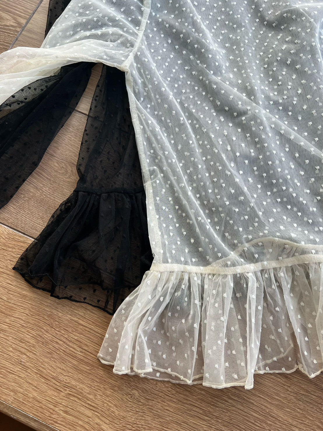 ST4527 點點網紗立領荷葉上衣