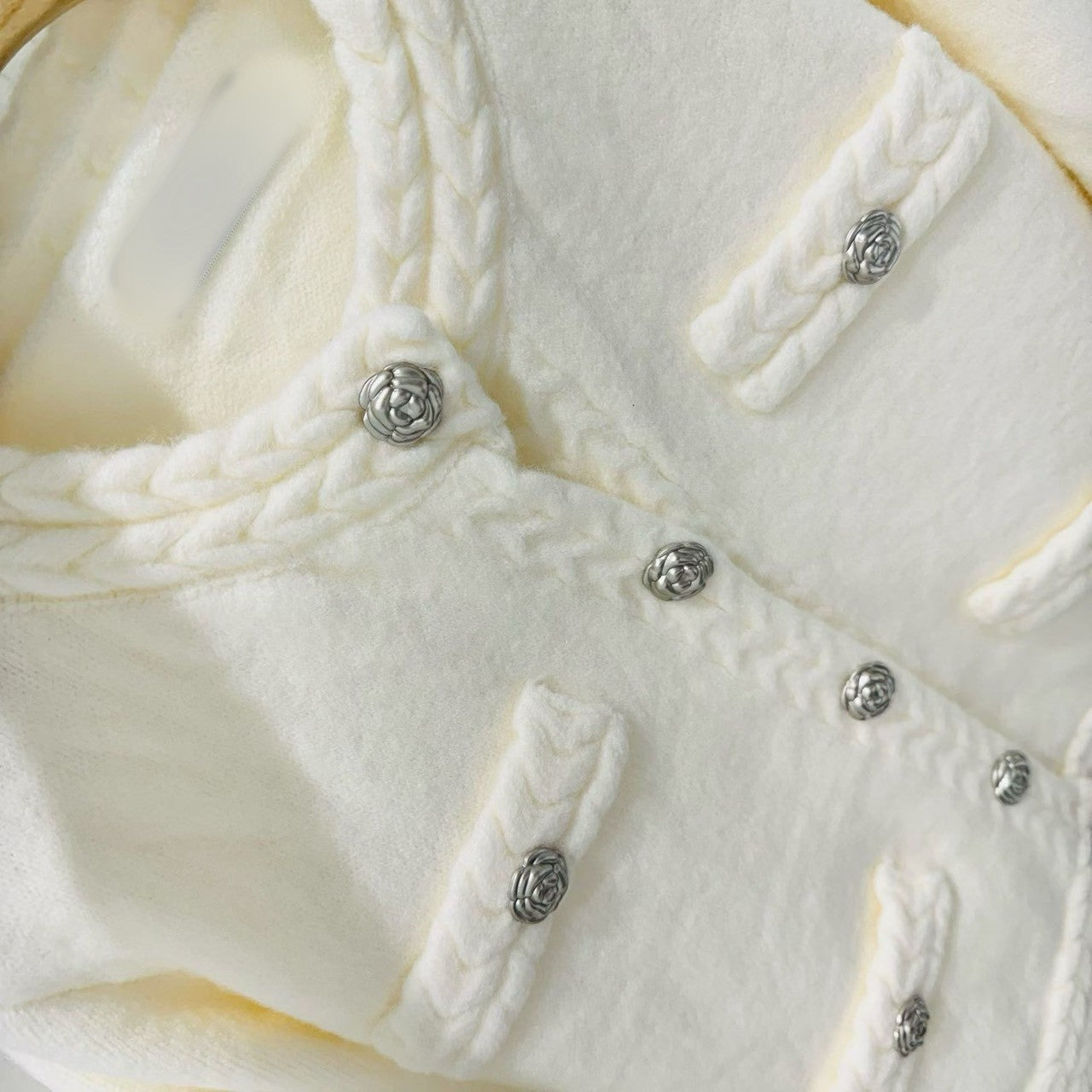 12B115 麻花編山茶花扣針織外套