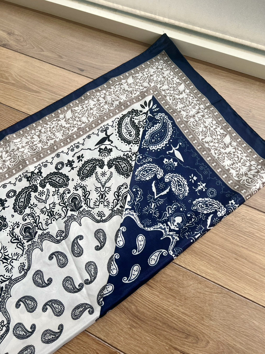 SC010 腰果花絲質大方巾