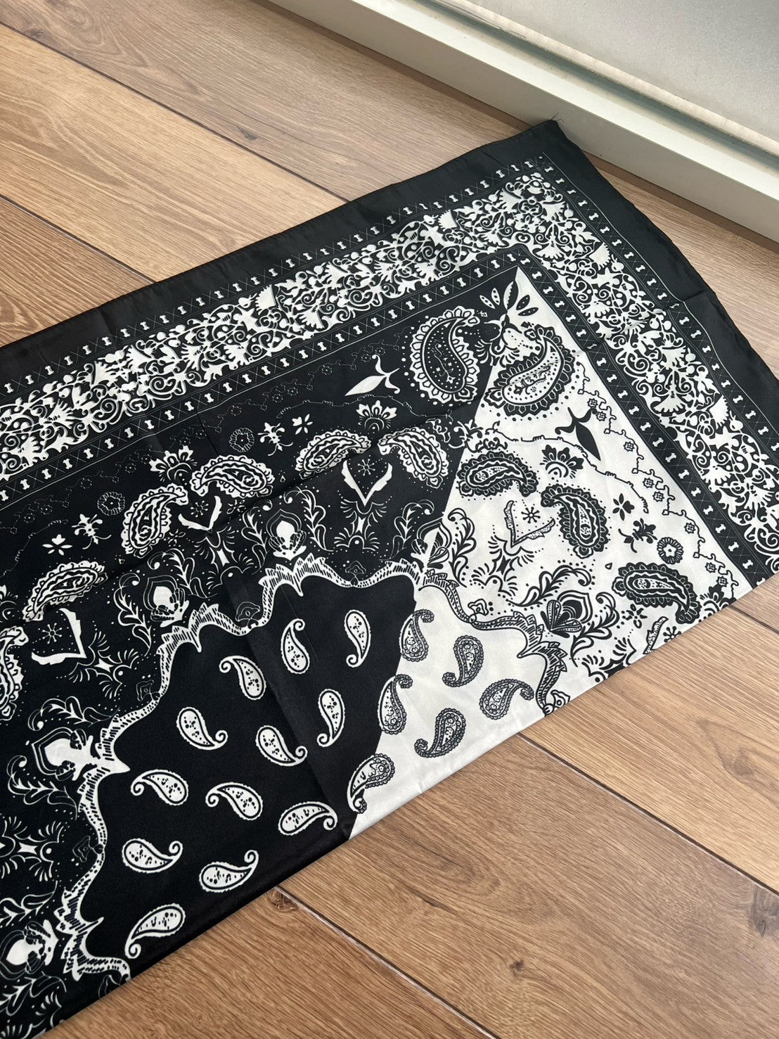 SC010 腰果花絲質大方巾