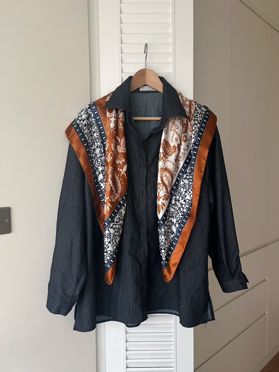 SC010 腰果花絲質大方巾