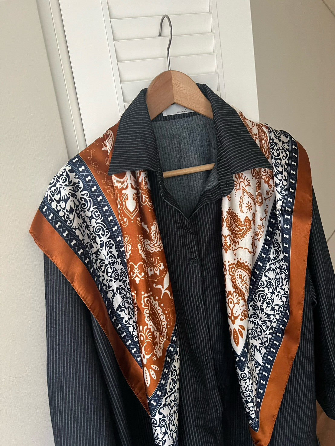 SC010 腰果花絲質大方巾