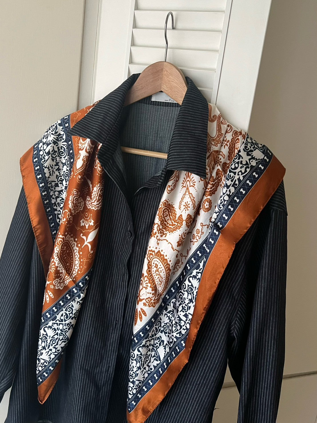 SC010 腰果花絲質大方巾