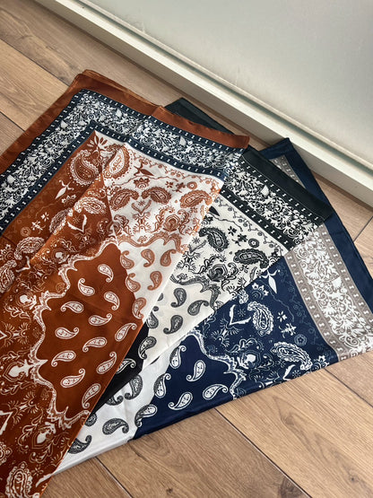 SC010 腰果花絲質大方巾