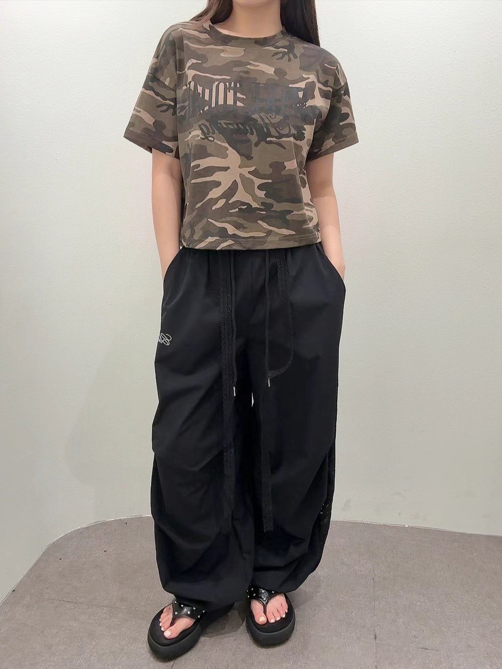 7A111 涼感迷彩字母短版T