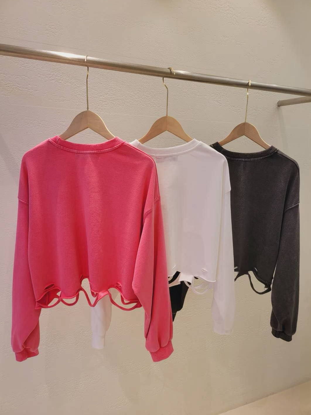 10A107 下擺割線字母短版衛衣